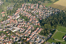 Vue aérienne de Vue des rues et des maisons dans les quartiers résidentiels à Drusenheim dans le département Bas Rhin, France