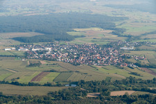 Vue aérienne de Rheinbischofsheim à Gambsheim dans le département Bas Rhin, France