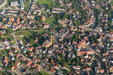 Photographie aérienne de Église au centre du village à le quartier Rheinbischofsheim in Rheinau dans le département Bade-Wurtemberg, Allemagne