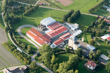 Vue aérienne de Kraewa GmbH du sud-est à le quartier Erlach in Renchen dans le département Bade-Wurtemberg, Allemagne
