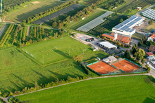 Vue aérienne de Terrains de tennis du TC Nußbach eV et terrain d'entraînement de football du SV Nussbach à le quartier Nußbach in Oberkirch dans le département Bade-Wurtemberg, Allemagne