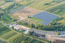 Vue aérienne de Champ photovoltaïque à la sous-station Am Griessenrain à le quartier Urloffen in Appenweier dans le département Bade-Wurtemberg, Allemagne