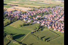 Vue oblique de Dans le jardin du château à Minfeld dans le département Rhénanie-Palatinat, Allemagne