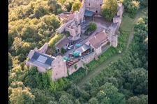 Vue d'oiseau de Ruines du château de Madenburg à Eschbach dans le département Rhénanie-Palatinat, Allemagne