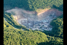 Vue aérienne de Site et zones de morts-terrains de la mine à ciel ouvert de ciment Heidelberger Beton GmbH - région Sud-Ouest à Waldhambach dans le département Rhénanie-Palatinat, Allemagne