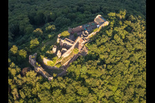 Vue aérienne de Ruines du château de Madenburg vues de l'ouest à Eschbach dans le département Rhénanie-Palatinat, Allemagne