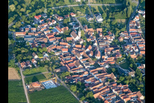 Vue aérienne de Rue principale vue de l'ouest et jardin Laurentius à Göcklingen dans le département Rhénanie-Palatinat, Allemagne