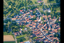 Vue aérienne de Rue principale vue de l'ouest et jardin Laurentius à Göcklingen dans le département Rhénanie-Palatinat, Allemagne