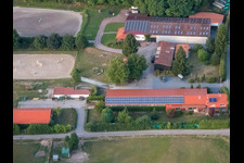 Vue aérienne de Ferme équestre à Langasserweg à Herxheim bei Landau dans le département Rhénanie-Palatinat, Allemagne