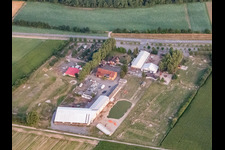 Vue aérienne de Parc de golf de football Südpfalz et Adamshof Kandel à Kandel dans le département Rhénanie-Palatinat, Allemagne